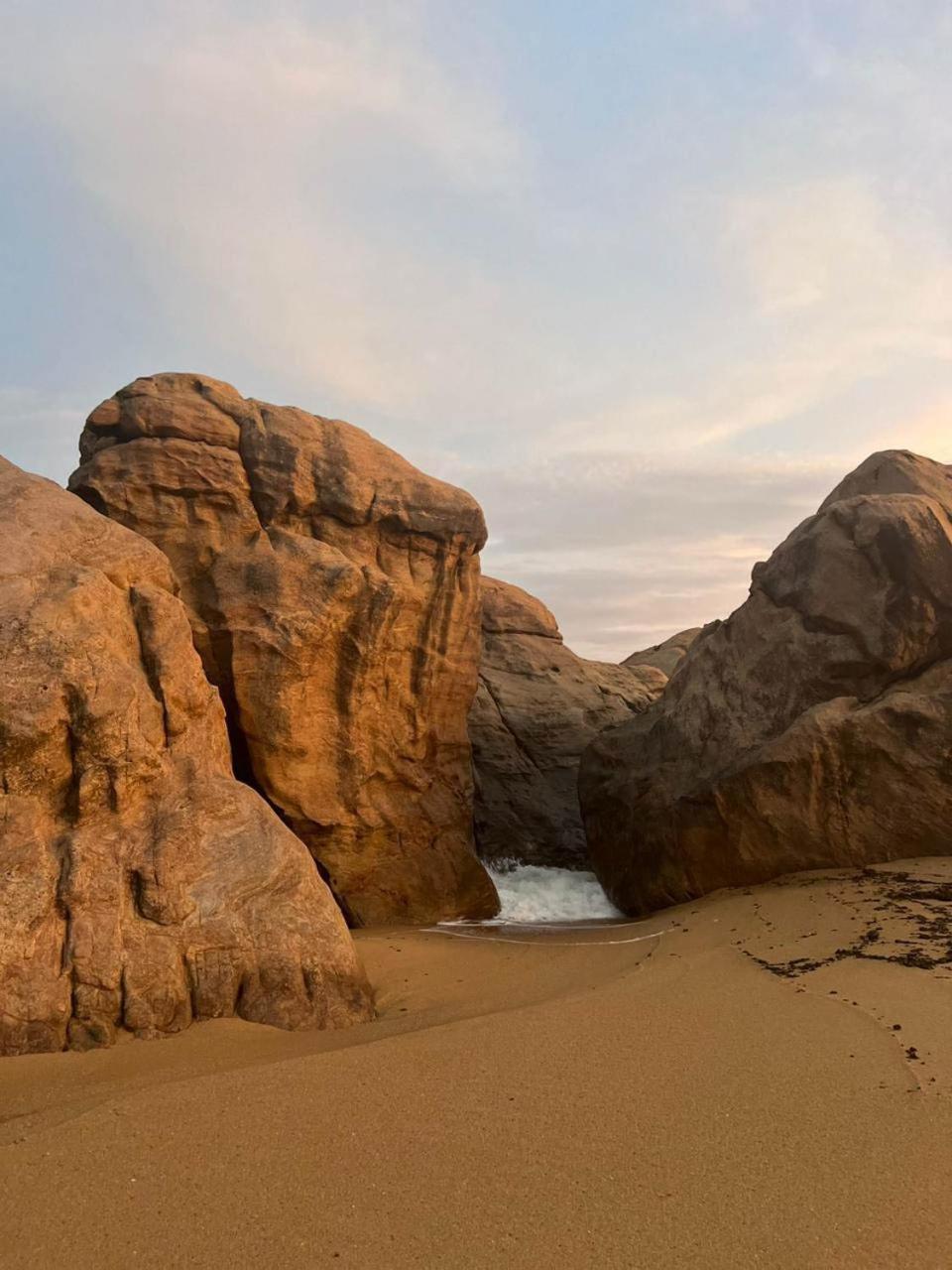 Treasure Rock Bed and Breakfast Kirinda  Exteriör bild