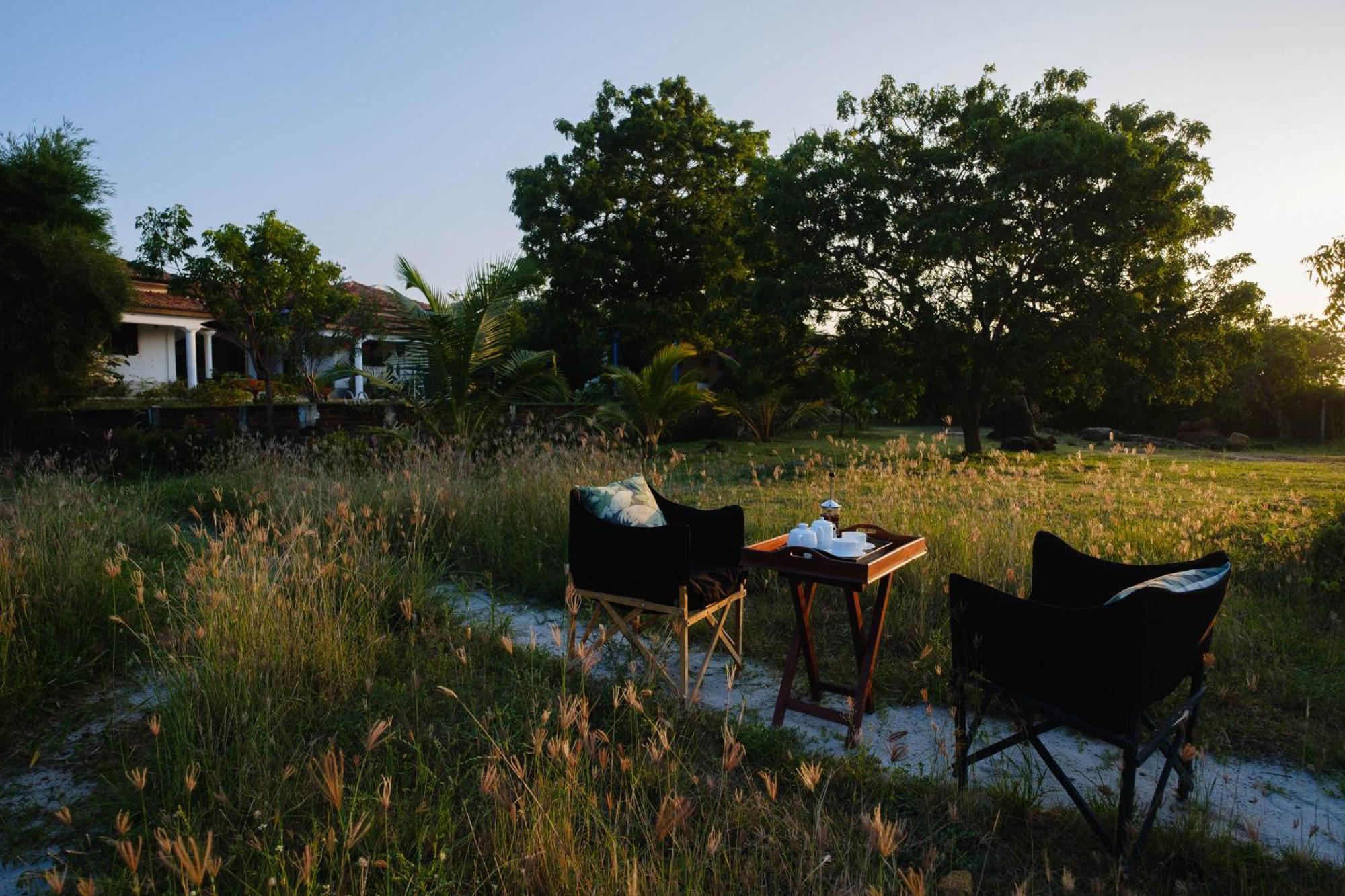 Treasure Rock Bed and Breakfast Kirinda  Exteriör bild